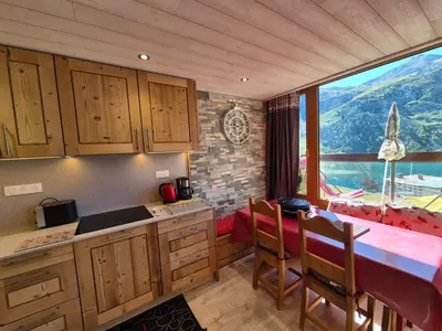 Cuisine ou kitchenette dans l'établissement Appartement rénové proche des pistes, balcon, vue lac, WiFi - FR-1-502-389