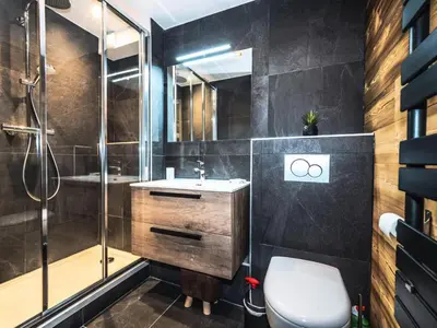Salle de bains dans l'établissement Résidence Rond Point Des Pistes B - Appartement rénové·Départ et retour ski aux pieds· MAE-2414