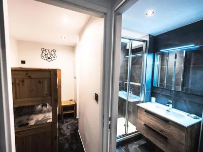 Salle de bains dans l'établissement Résidence Rond Point Des Pistes B - Appartement rénové·Départ et retour ski aux pieds· MAE-2414