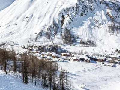 L'établissement Appartement aux pieds des pistes avec balcon, WiFi et équipements modernes - FR-1-694-160 en hiver