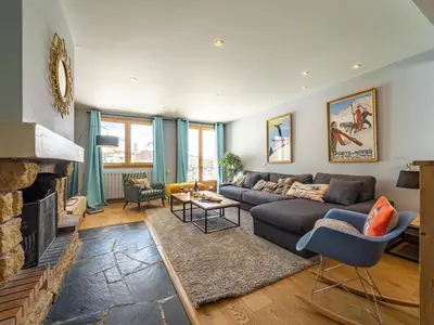 Coin salon dans l'établissement Duplex rénové 10-12 pers, skis aux pieds, cheminée, WIFI, animaux admis - FR-1-502-482