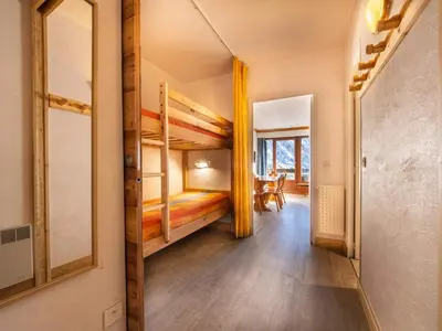Un ou plusieurs lits dans un hébergement de l'établissement Appartement spacieux skis aux pieds pour 10 pers. avec balcon, animaux admis - FR-1-502-488